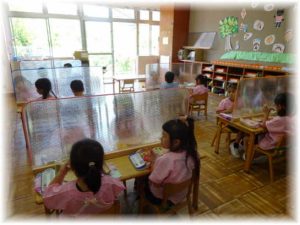 子どもたちを守る手作りパーテーション 桃花台ひまわり幼稚園